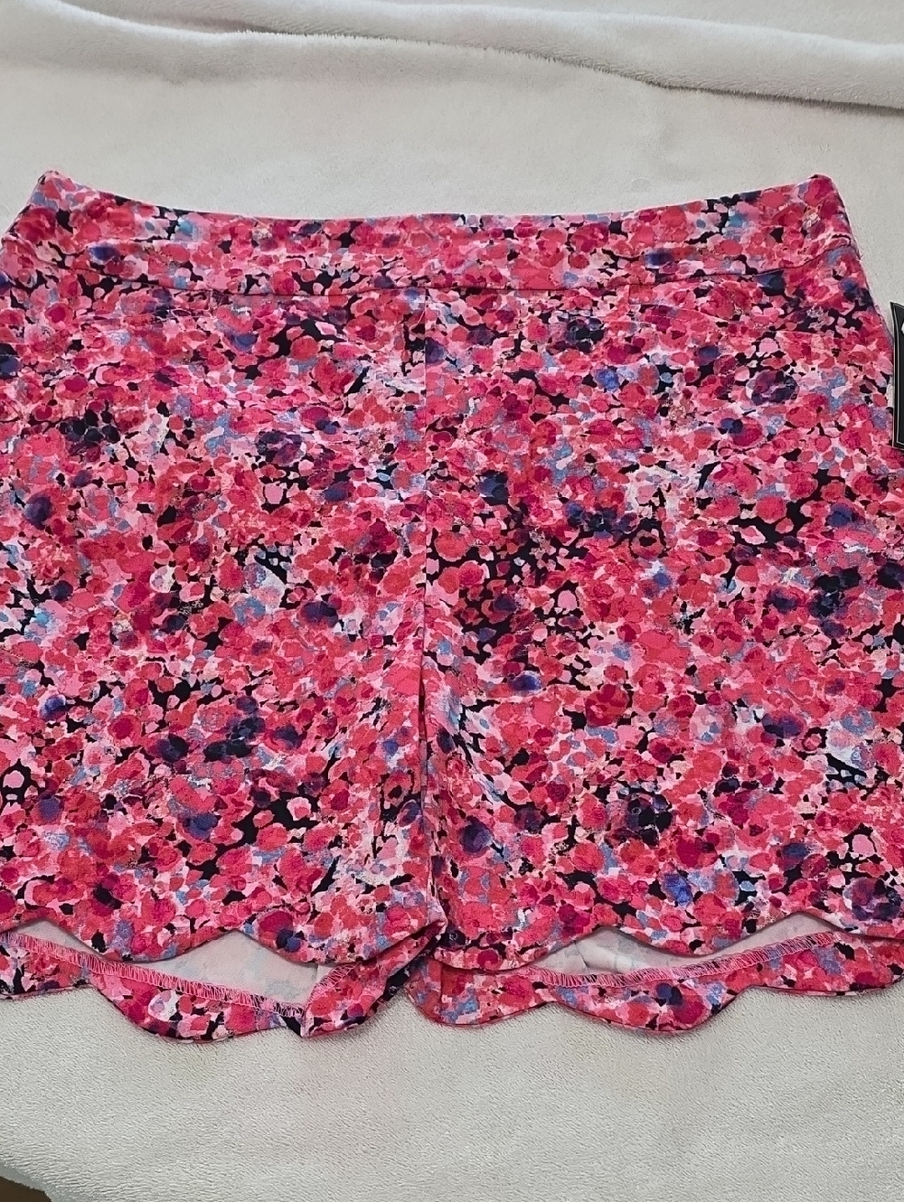 Women's NWT Pink Floral Scallop Hem Shorts